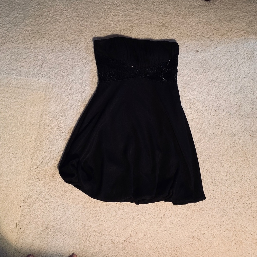 Black strapless dress. Shirred bodice.
